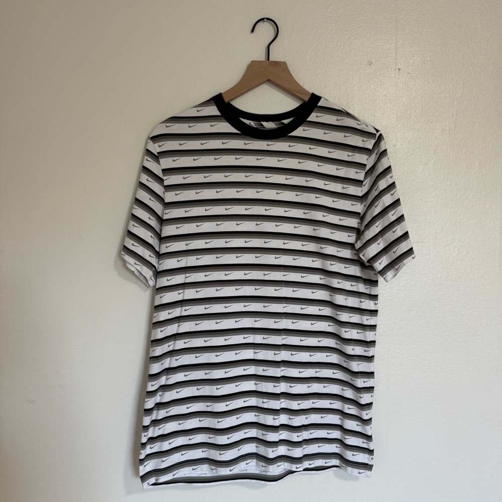 The Nike Tee Men's Short Sleeve Black and White Striped Medium Athleisure Tee
